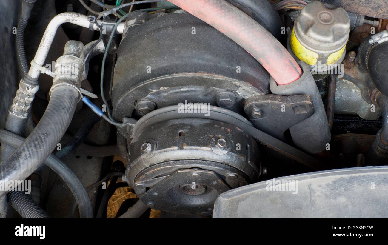 Una vista ad angolo elevato di un compressore dell'aria condizionata Foto Stock Una vista ad angolo elevato di un compressore dell'aria condizionata Foto Stock