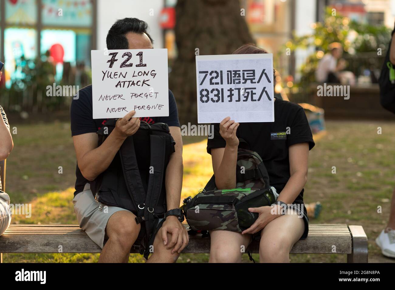 Londra, Regno Unito. 21 luglio 2021. I partecipanti tengono cartelli che dicono '721 Yuen Long Attack. Non dimenticate mai, mai perdonate' durante la proiezione documentaria. Guidata da Inghilterra Good Neighbor Church, la Diaspora di Hong Kong si è riunita a Leicester Square a Londra per commemorare i violenti atti della polizia il 21 luglio 2020. Un documentario intitolato ‘721 Chi possiede la verità?' è stato sottoposto a screening, affrontando la disinformazione diffusa dal governo. Credit: SOPA Images Limited/Alamy Live News Foto Stock