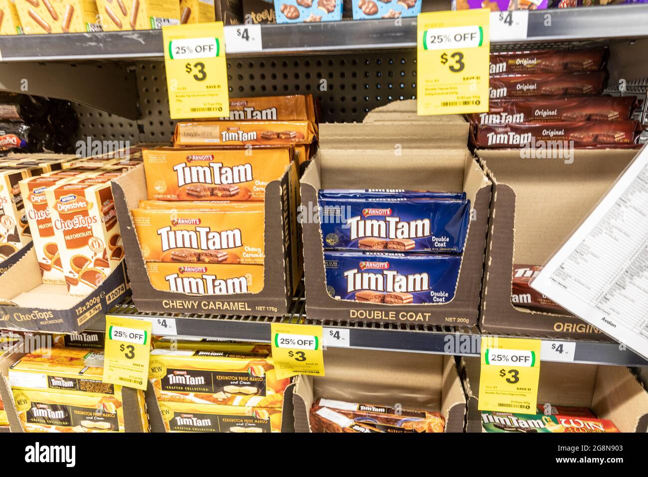 Arnotts Tim Tam biscotti in sapori diversi per la vendita a prezzo ridotto in un supermercato australiano a Sydney, NSW, Australia Foto Stock