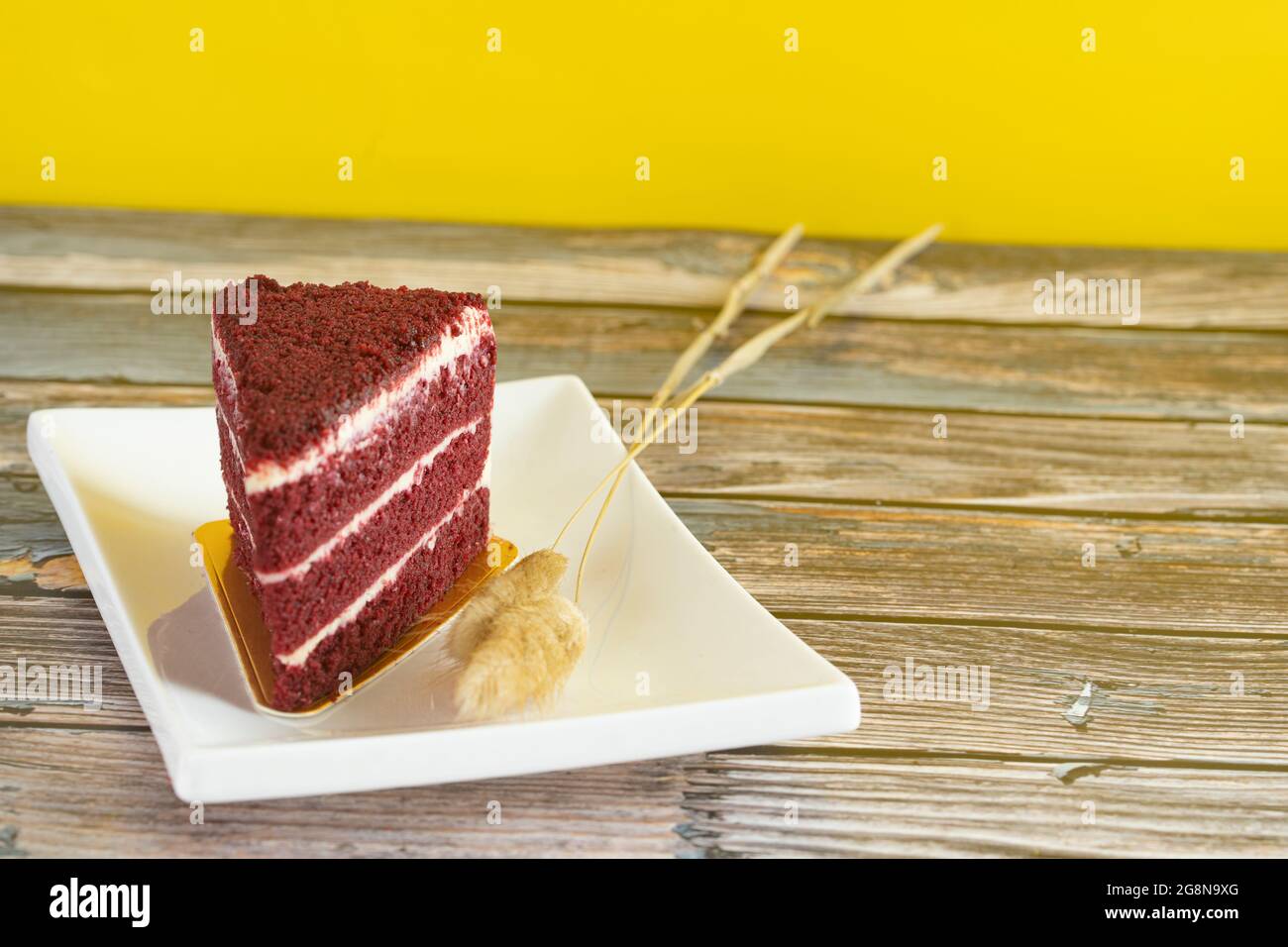 Una fetta della folla preferita, la torta di velluto rosso. Punti di messa a fuoco selettivi. Sfondo sfocato Foto Stock