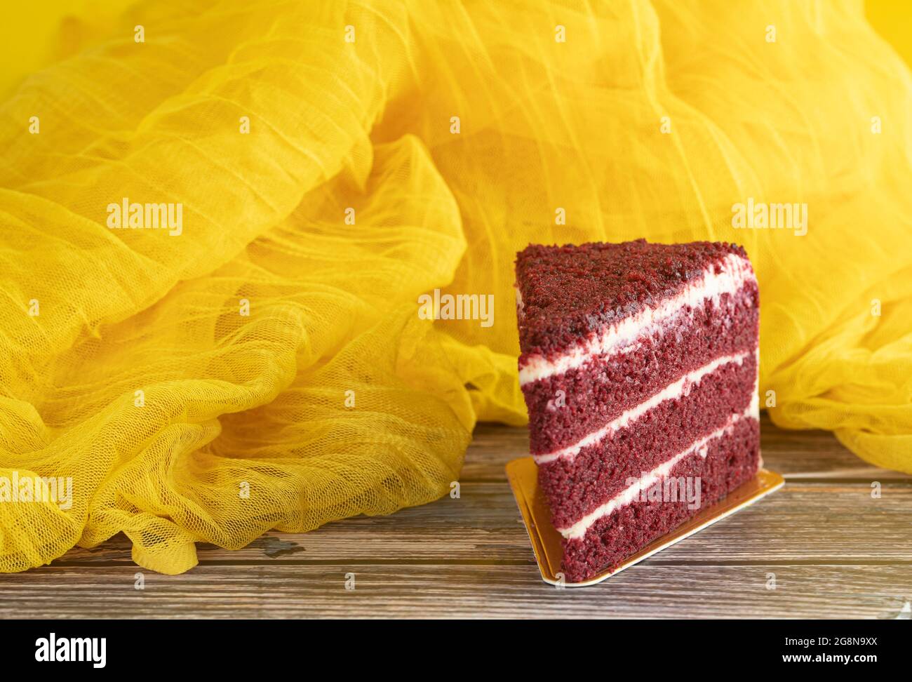 Una fetta della folla preferita, la torta di velluto rosso. Punti di messa a fuoco selettivi. Sfondo sfocato Foto Stock