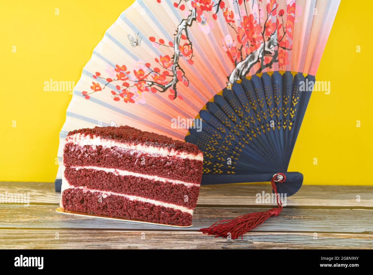 Una fetta della folla preferita, la torta di velluto rosso. Punti di messa a fuoco selettivi. Sfondo sfocato Foto Stock
