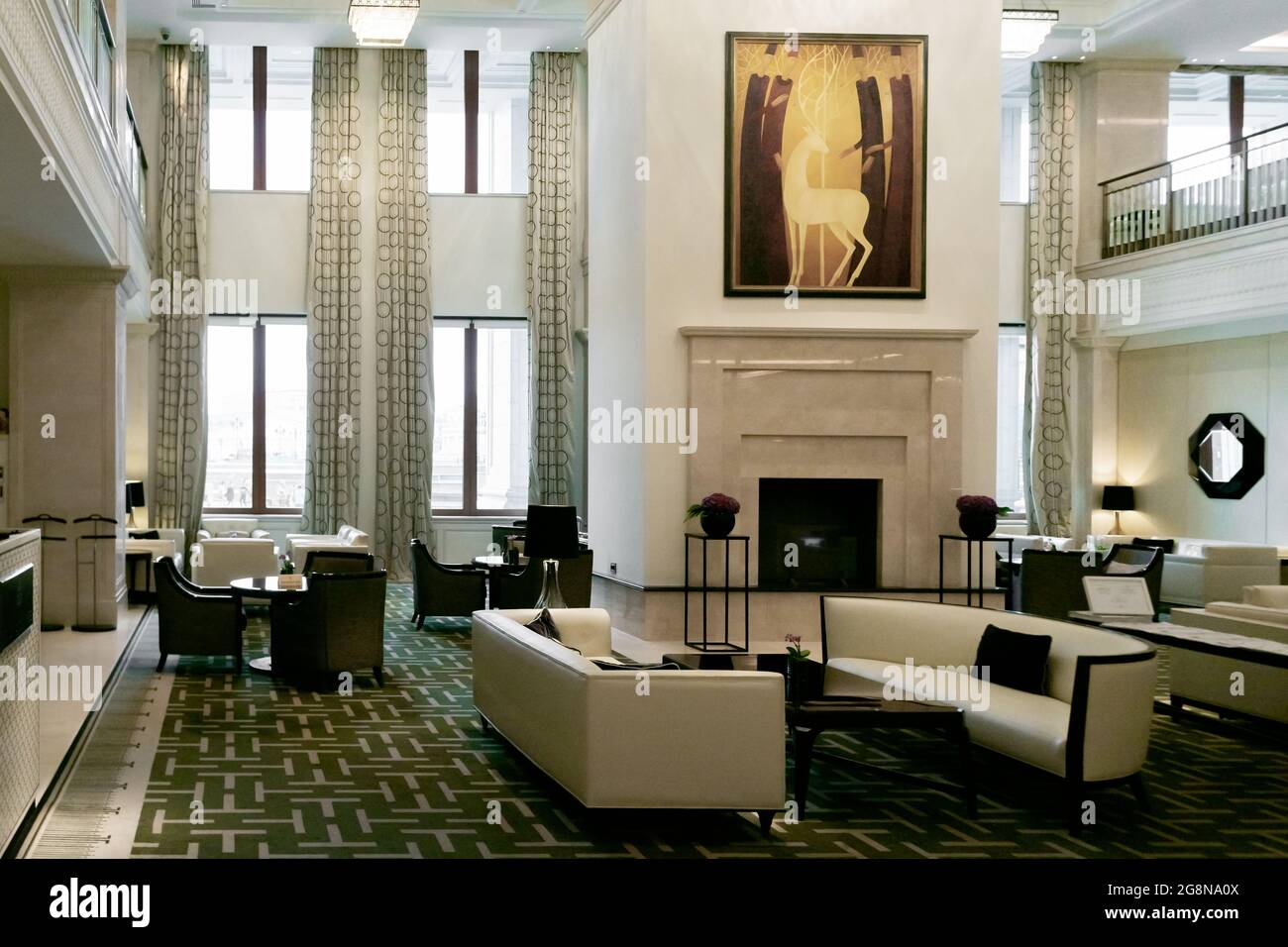 Lobby e bar al primo piano del Four Seasons Hotel Moscow, aperto nel 1935 come Hotel Moskva, progettato dall'architetto Alexey Shchusev, stile Impero, Russia Foto Stock