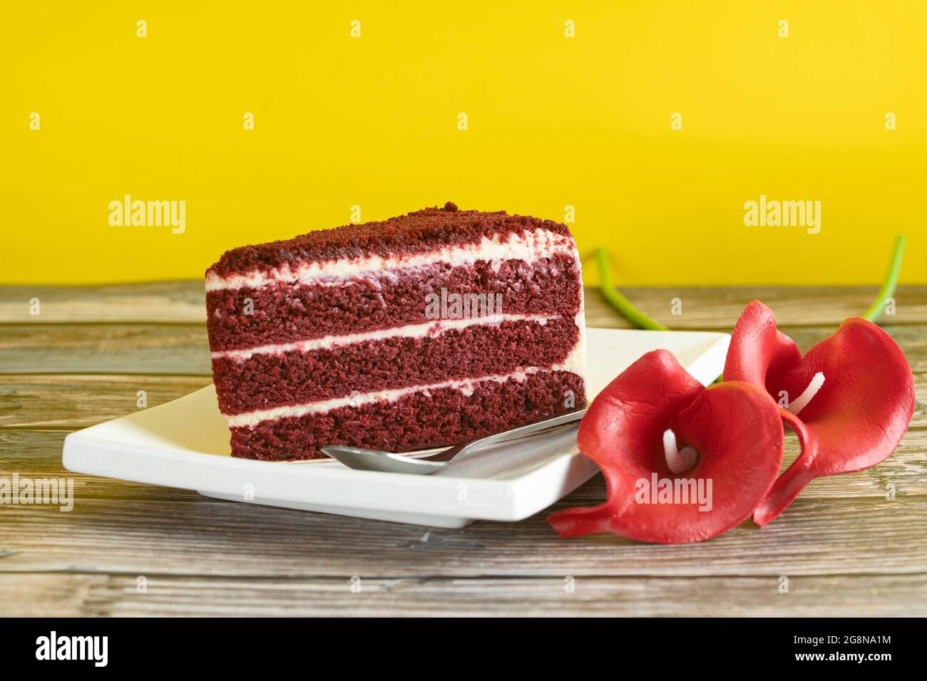 Una fetta della folla preferita, la torta di velluto rosso. Punti di messa a fuoco selettivi. Sfondo sfocato Foto Stock
