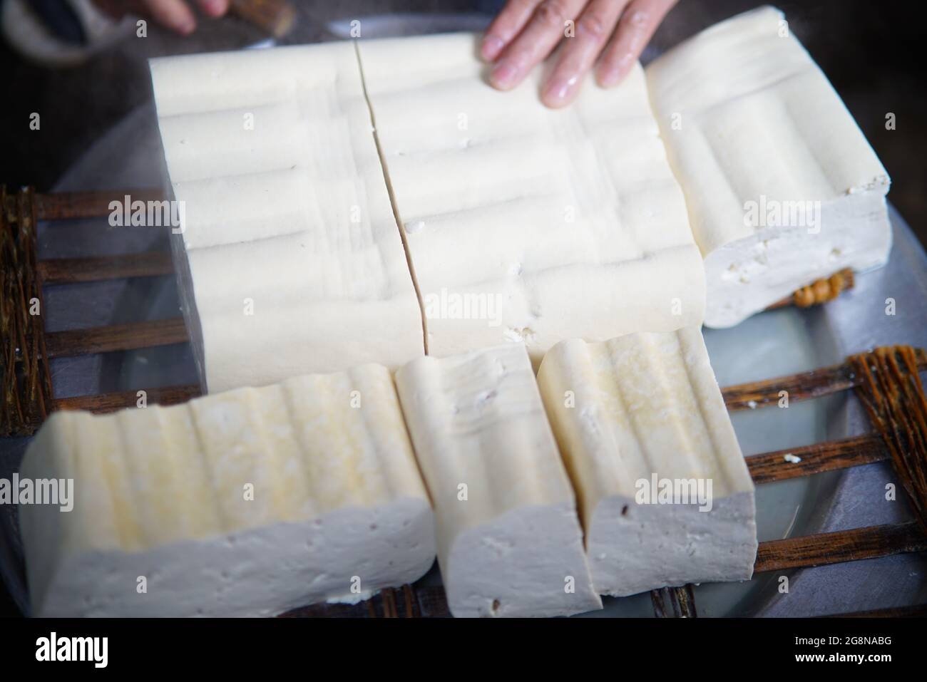 Fare tofu bianco nel villaggio nord del vietnam Foto Stock