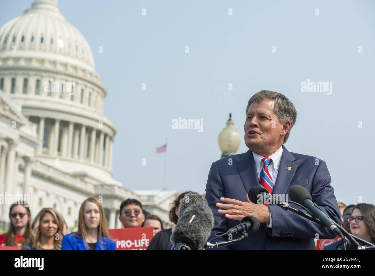 Washington, Stati Uniti. 21 luglio 2021. Il senatore degli Stati Uniti Steve Daines (Repubblicano del Montana) offre osservazioni per introdurre una legislazione pro-vita durante una conferenza stampa al di fuori del Campidoglio degli Stati Uniti a Washington, DC, USA, mercoledì 21 luglio, 2021. Photo by Rod Lamkey/CNP/ABACAPRESS.COM Credit: Abaca Press/Alamy Live News Foto Stock