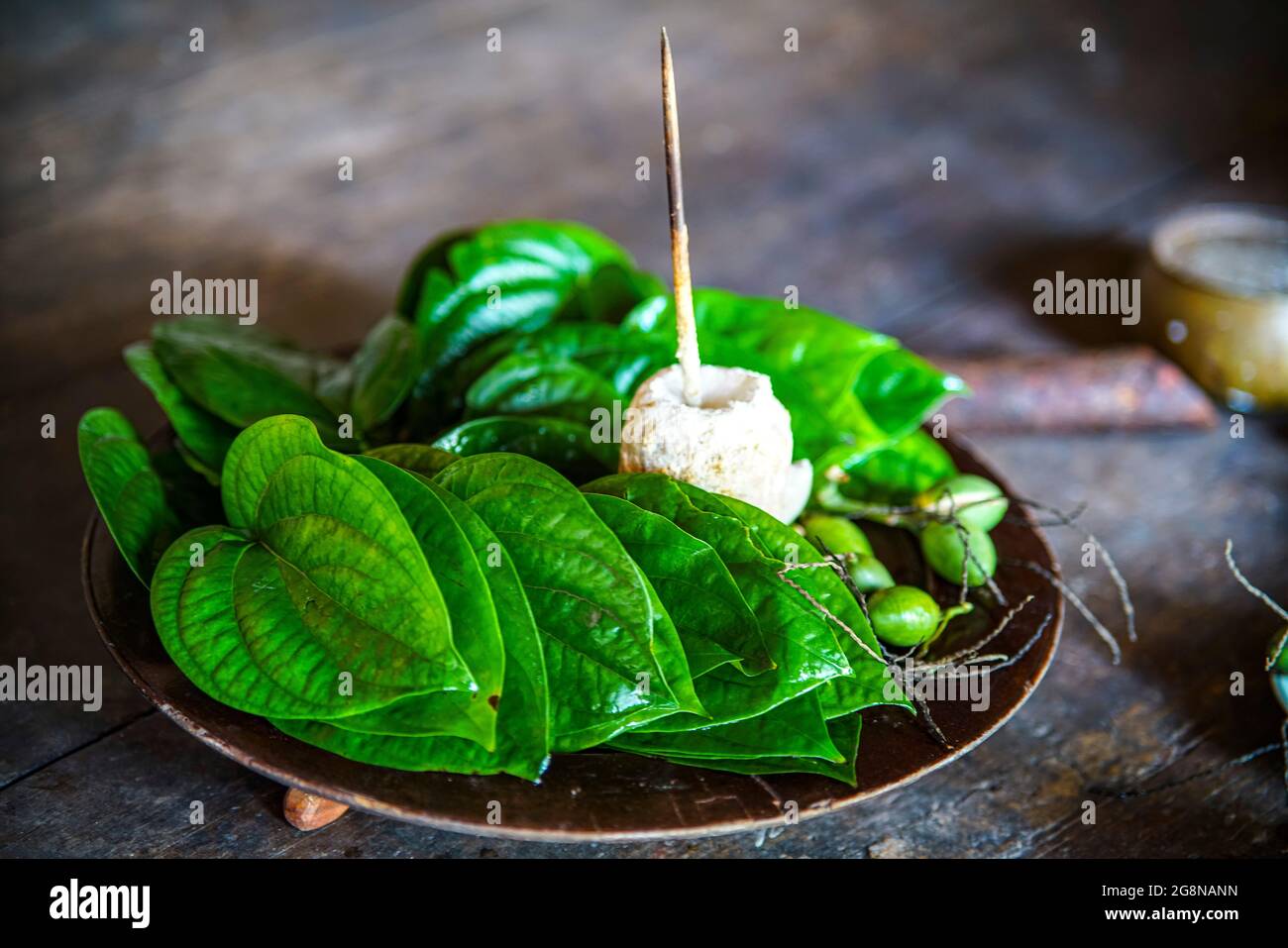 Betel e areca sul tavolo nord del vietnam Foto Stock