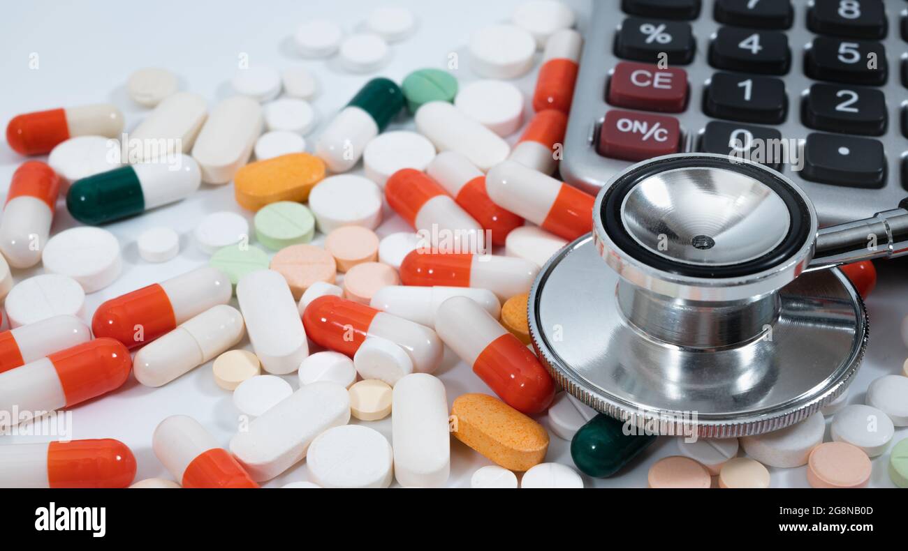 Concetto medico con diversi tipi di farmaci su sfondo bianco. Foto Stock