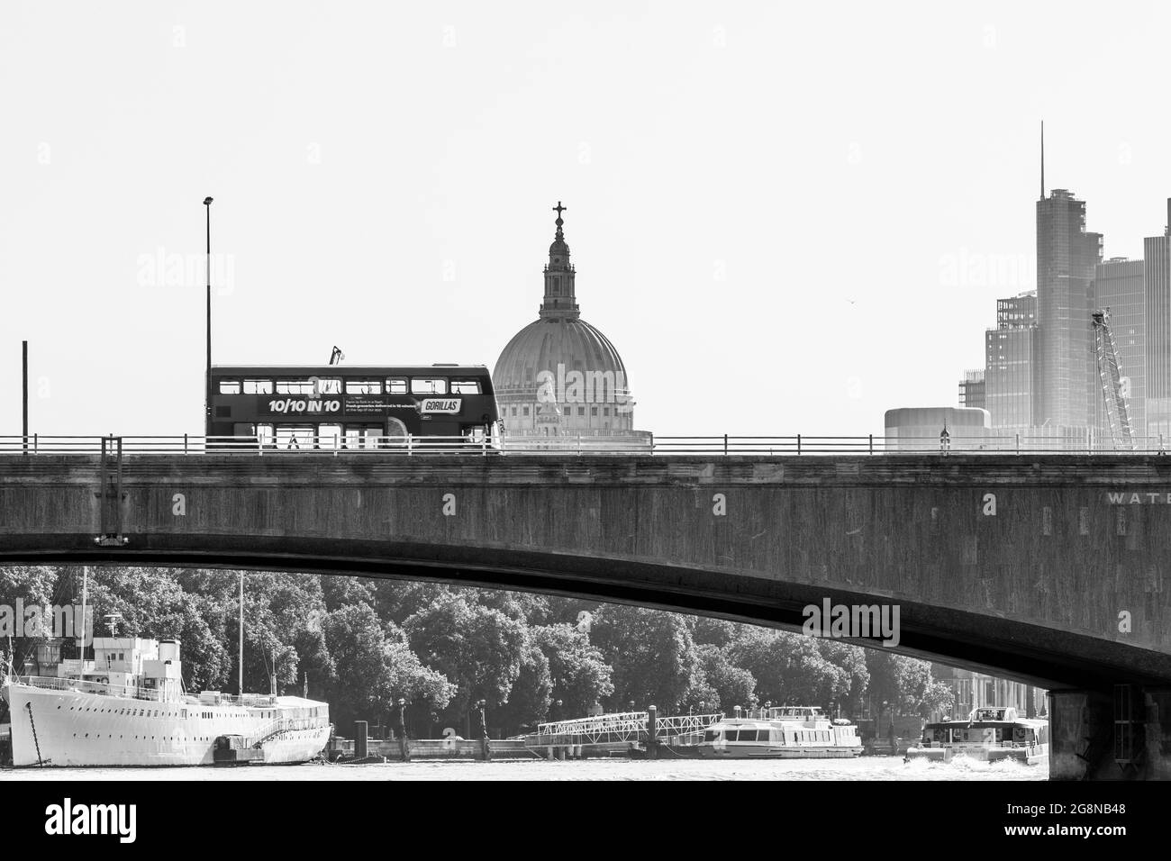 Londra lungo il Tamigi Foto Stock