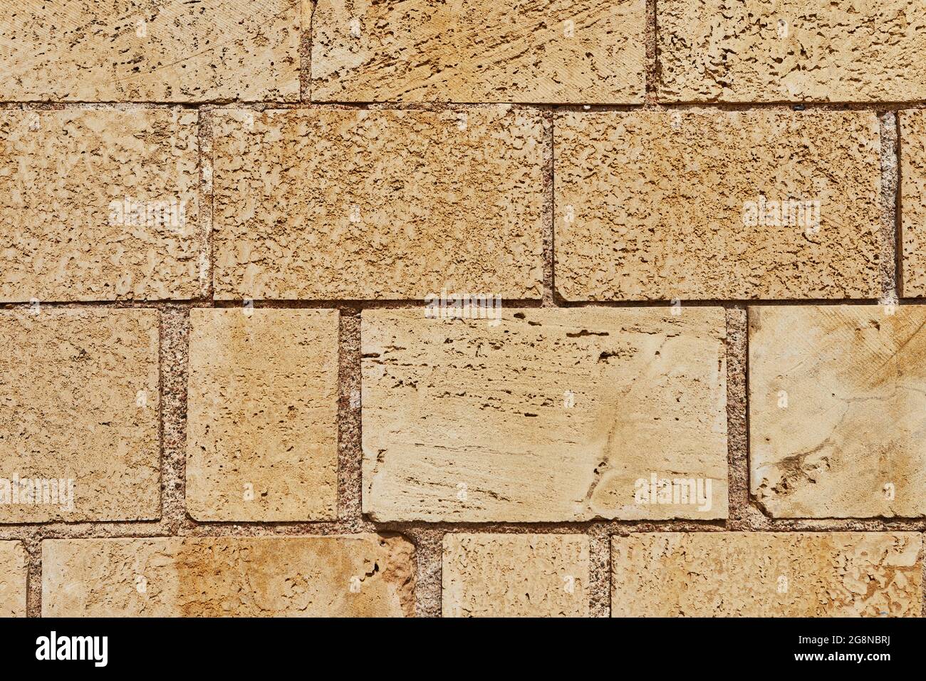 Sfondo del muro di pietra del castello fatto di pietre di forme e dimensioni e texture diverse Foto Stock