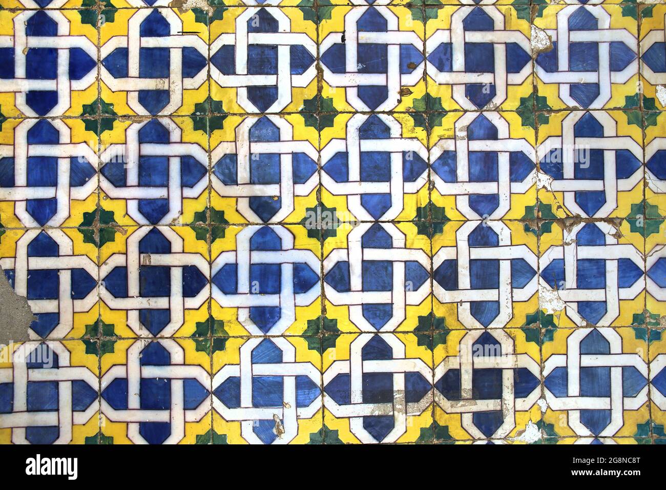 Tradizionali piastrelle di ceramica smaltate blu, giallo e bianco o azulejos che coprono molti edifici a Lisbona, Portogallo. Queste piastrelle portoghesi hanno molti di Foto Stock