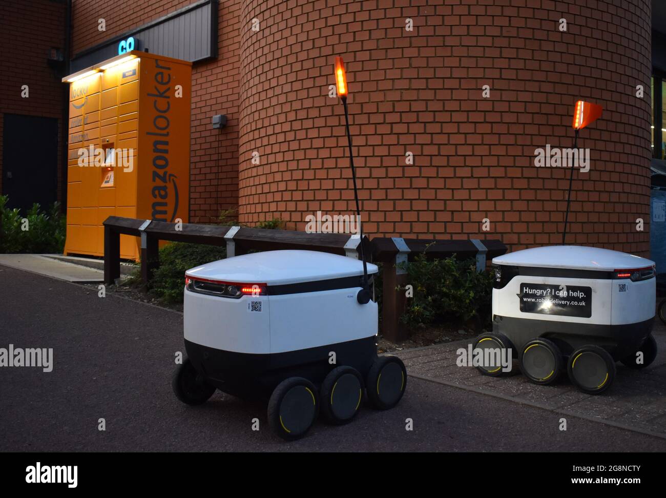 I robot di consegna Starship alla Co-op di Milton Keynes. Foto Stock