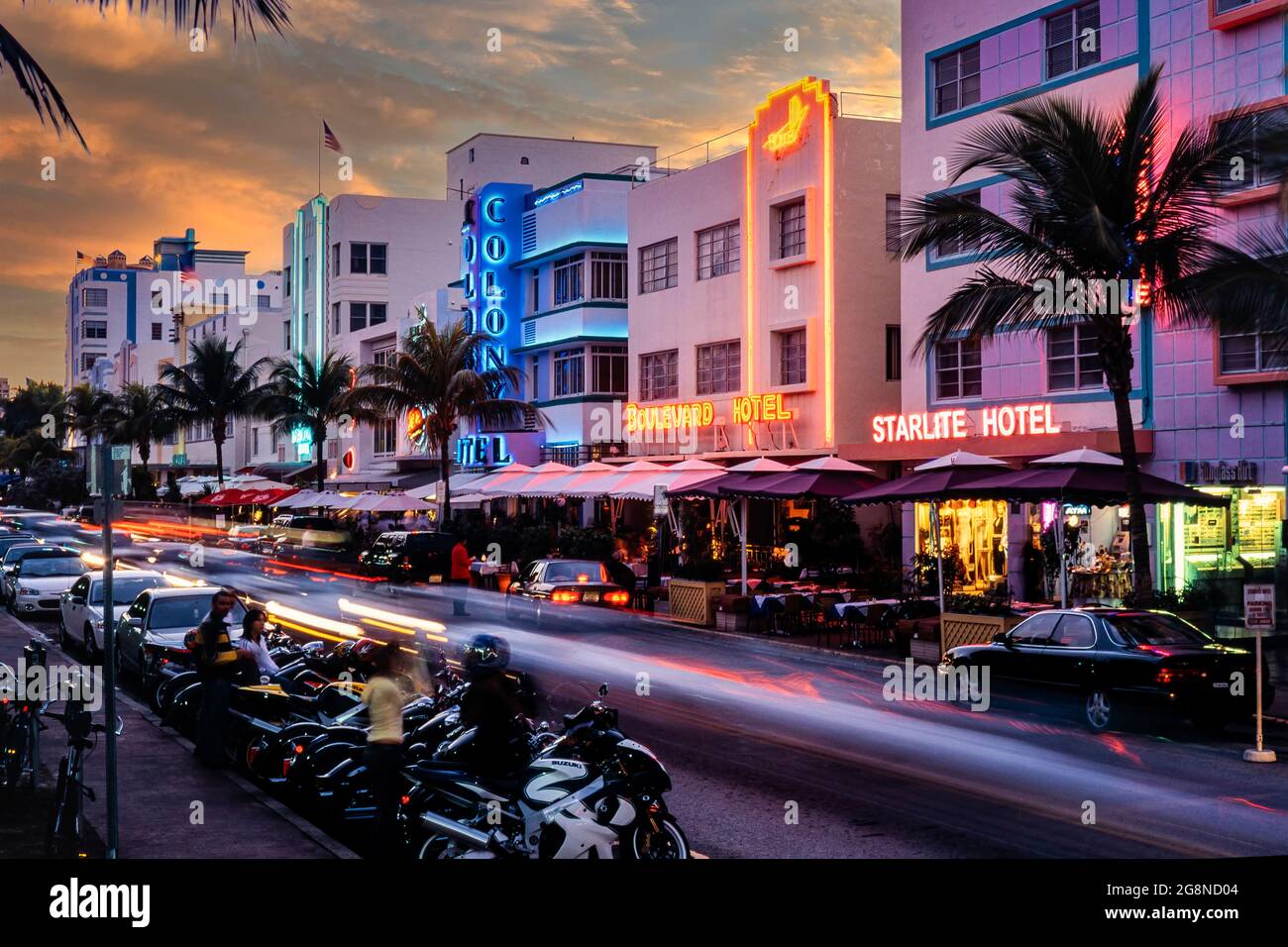 Hotel e traffico su Ocean Drive al tramonto, South Beach, Miami, Florida, Stati Uniti Foto Stock