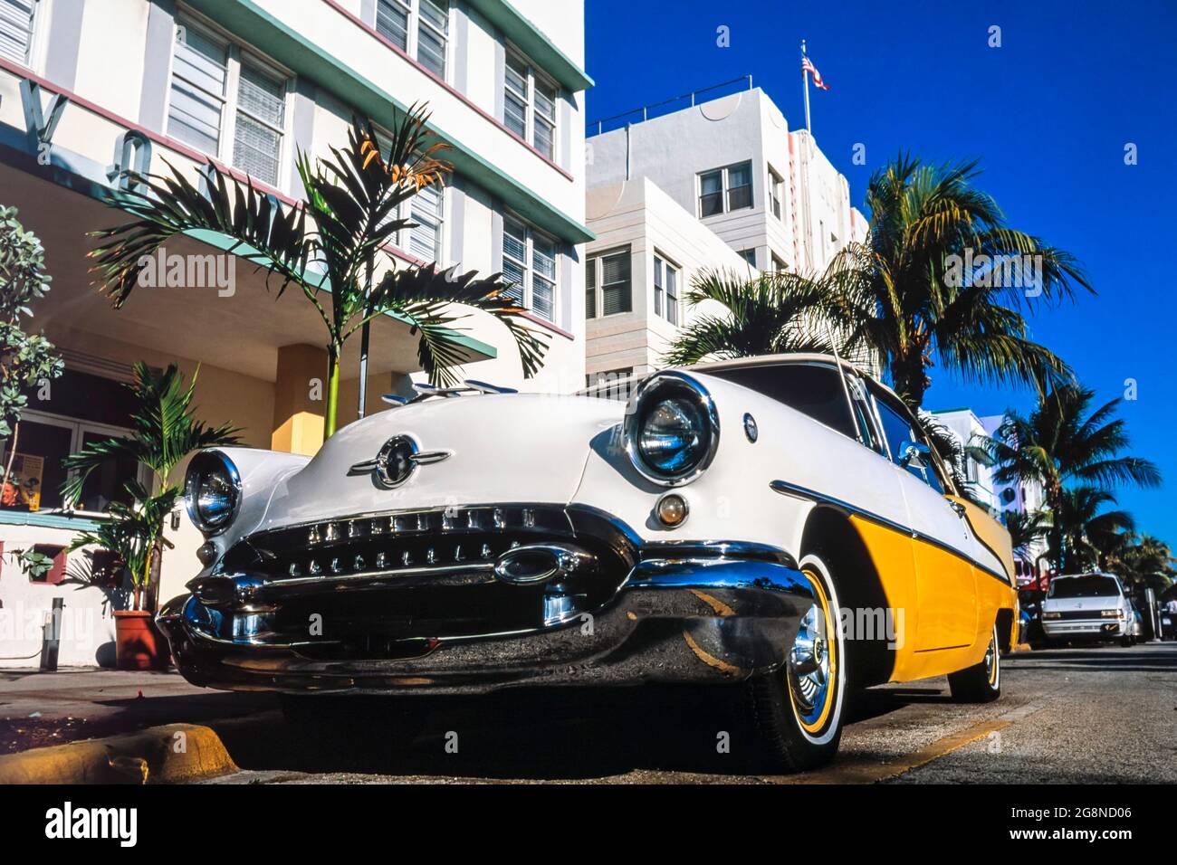 Auto americana classica degli anni '50 parcheggiata di fronte all'hotel Avalon art deco, Ocean Drive, South Beach, Miami, Florida, STATI UNITI Foto Stock