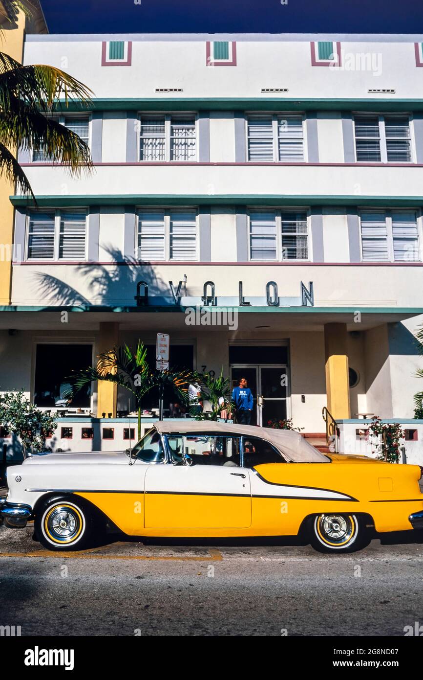 Auto americana classica degli anni '50 parcheggiata di fronte all'hotel Avalon art deco, Ocean Drive, South Beach, Miami, Florida, STATI UNITI Foto Stock