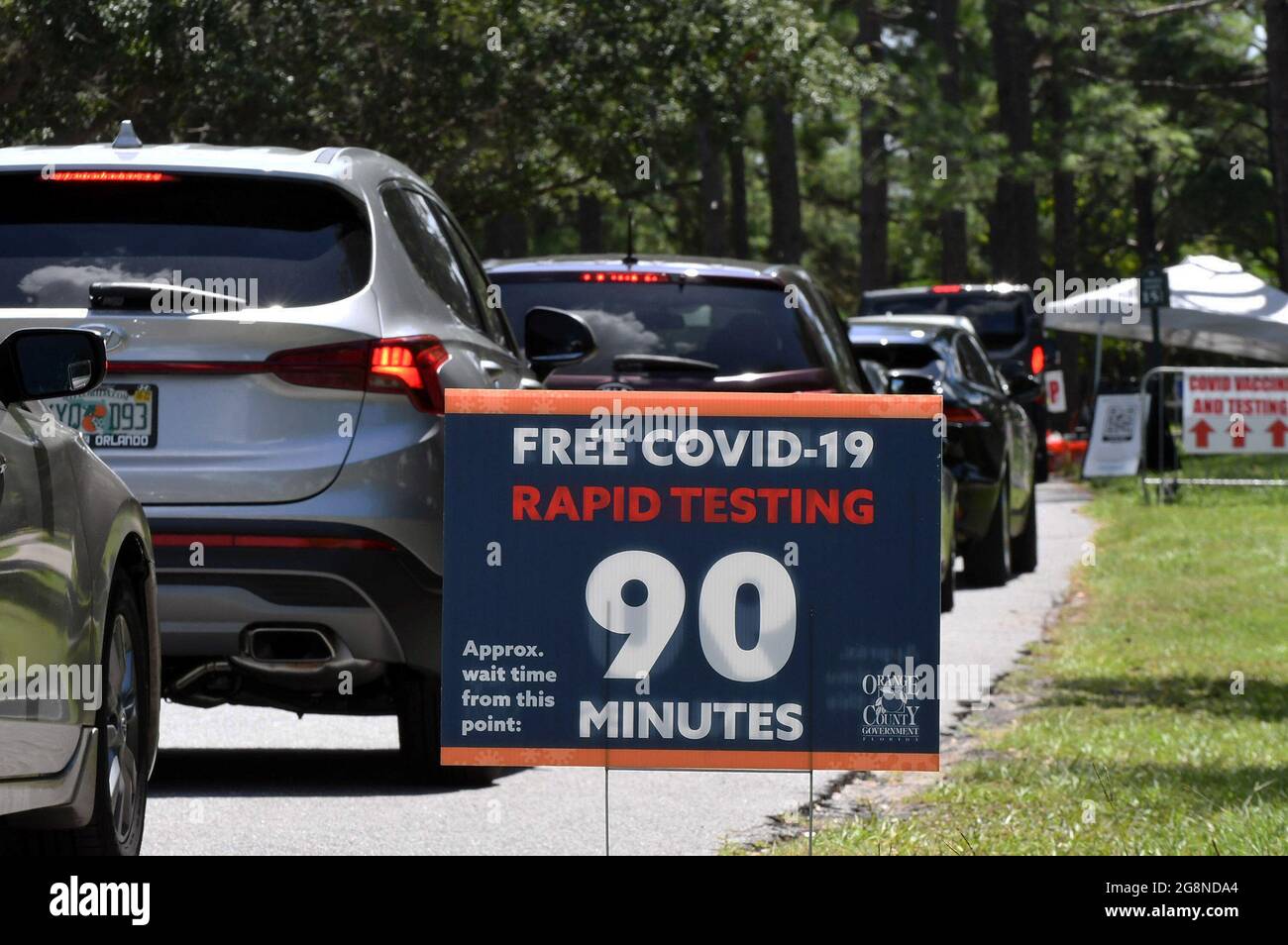 Orlando, Stati Uniti. 21 luglio 2021. Le persone in auto aspettano in un sito di test e vaccinazione COVID-19 al Barnett Park. Dato che i nuovi casi di COVID-19 in Florida sono raddoppiati nell'ultima settimana, la domanda di test in questo sito ha raggiunto livelli non visti dal picco della pandemia, con persone che sono state allontanate negli ultimi tre giorni una volta che il sito ha raggiunto la capacità. Credit: SOPA Images Limited/Alamy Live News Foto Stock