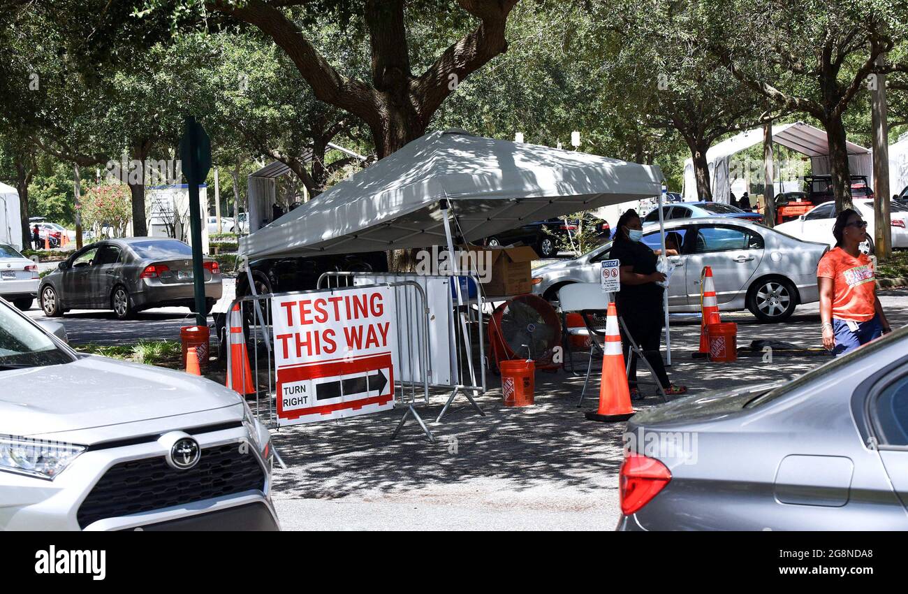 Orlando, Stati Uniti. 21 luglio 2021. Le persone in auto aspettano in un sito di test e vaccinazione COVID-19 al Barnett Park. Dato che i nuovi casi di COVID-19 in Florida sono raddoppiati nell'ultima settimana, la domanda di test in questo sito ha raggiunto livelli non visti dal picco della pandemia, con persone che sono state allontanate negli ultimi tre giorni una volta che il sito ha raggiunto la capacità. Credit: SOPA Images Limited/Alamy Live News Foto Stock