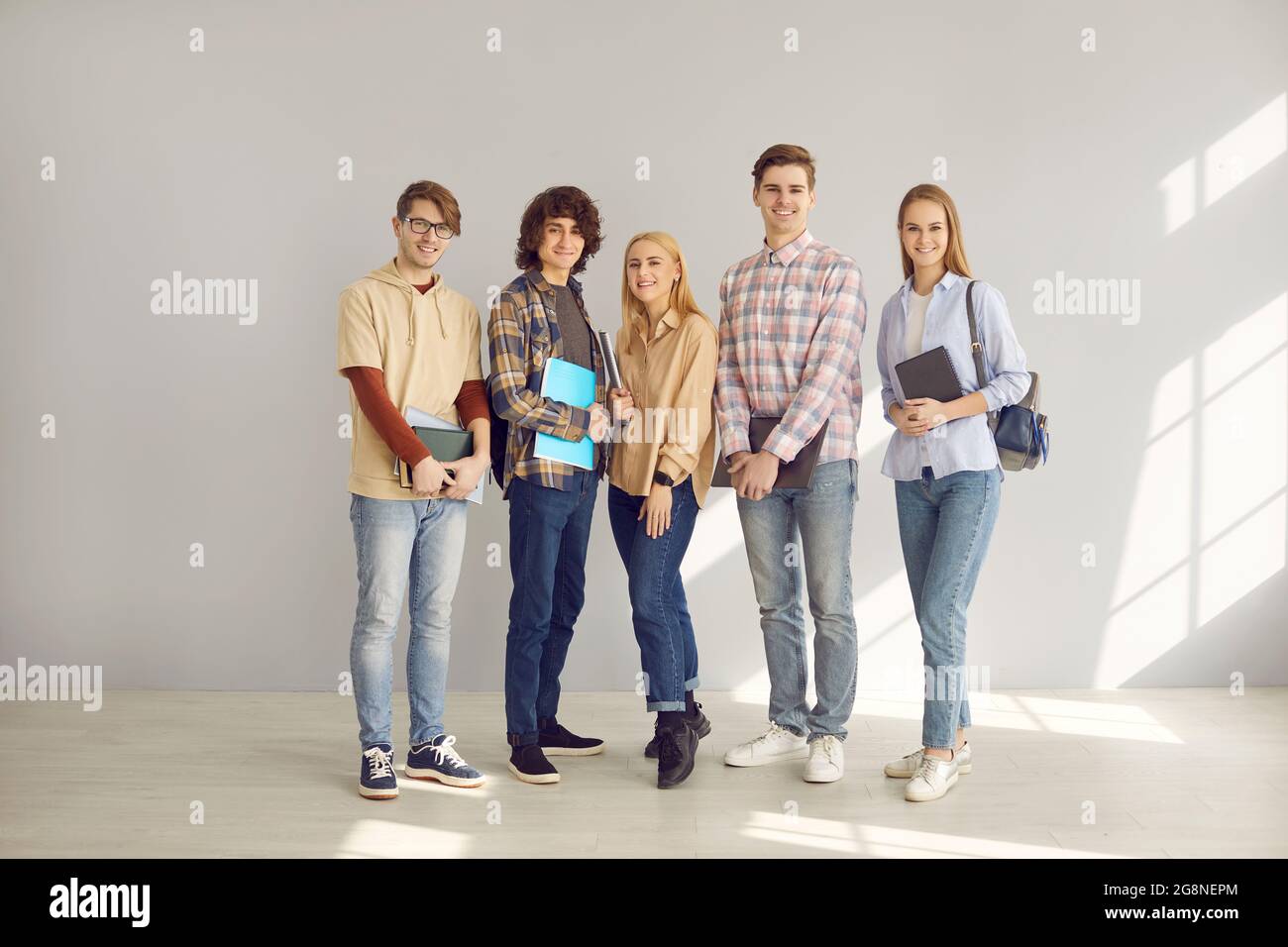 Adolescente gruppo di studenti di giovani in piedi in fila full body studio ritratto Foto Stock