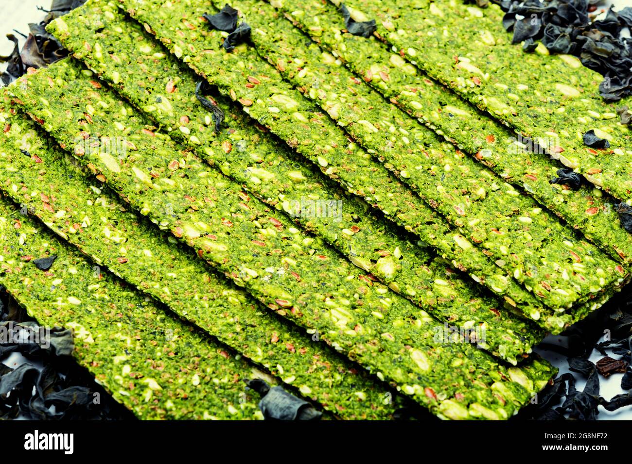 Multi snack di pesce da kelp e spirulina. Schegge di alghe. Cibo vegano. Foto Stock