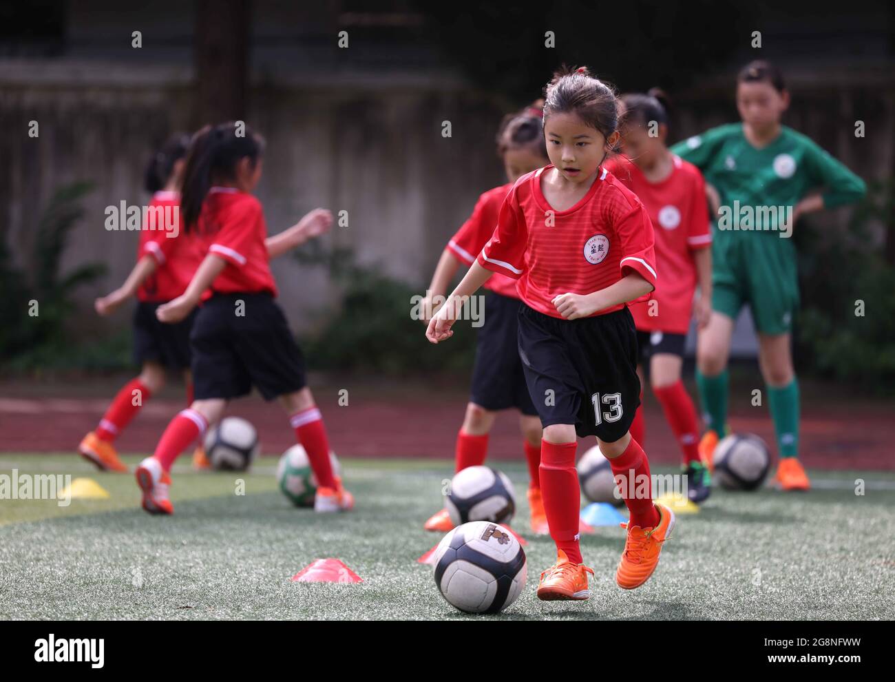 Hefei, provincia cinese di Anhui. 21 luglio 2021. I bambini giocano a calcio nella classe di assistenza diurna a Hefei, capitale della provincia di Anhui, nella Cina orientale, il 21 luglio 2021. Il distretto di Yaohai di Hefei City ha lanciato un progetto pilota per fornire servizi gratuiti di assistenza diurna agli studenti durante le vacanze estive, al fine di alleviare la pressione sui genitori che in questo momento devono prendersi cura dei loro figli. Credit: Xie Chen/Xinhua/Alamy Live News Foto Stock