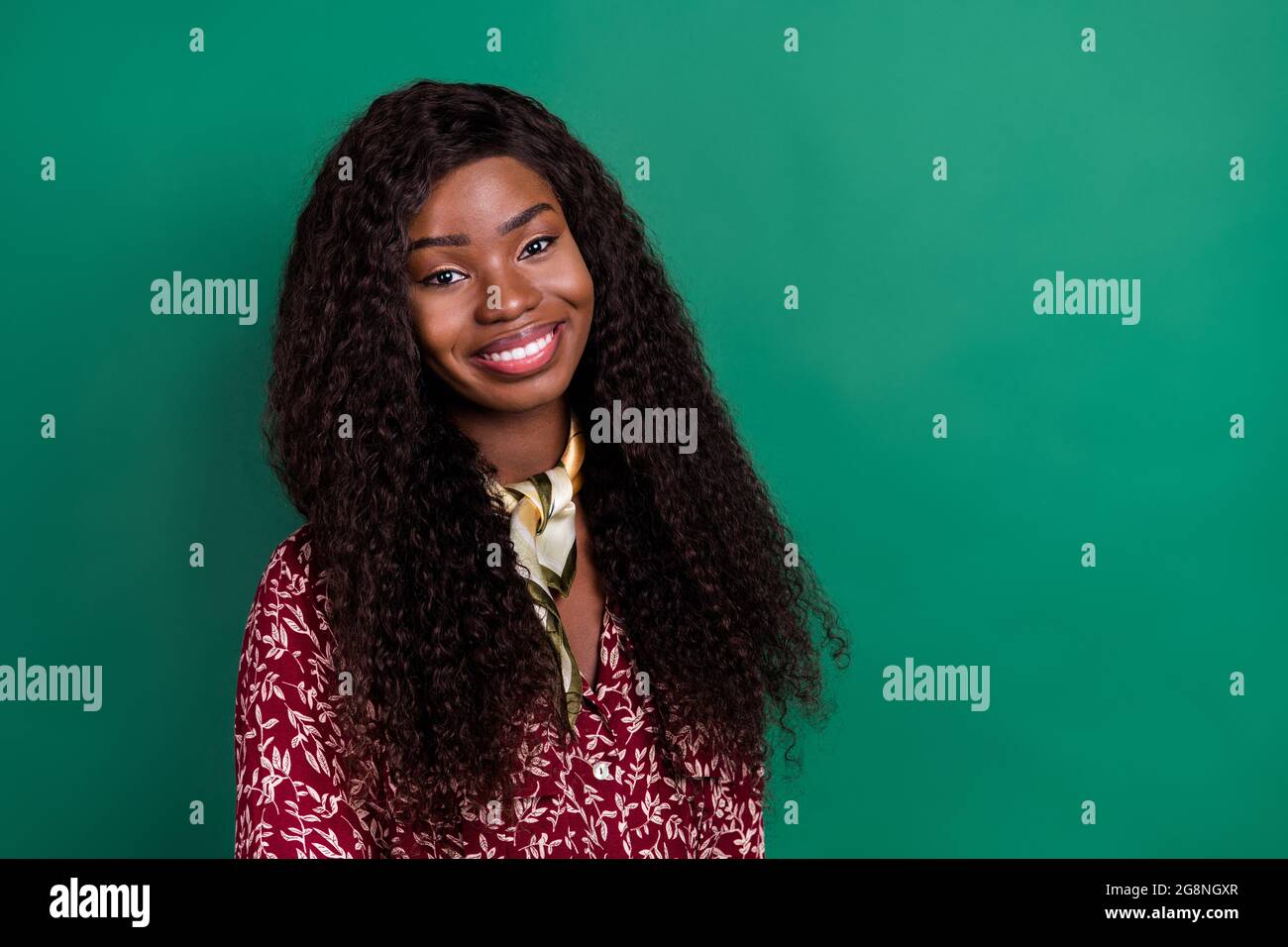Foto di bella lucida pelle scura riccia donna vestito camicia rossa  sorridente spazio vuoto isolato colore verde sfondo Foto stock - Alamy
