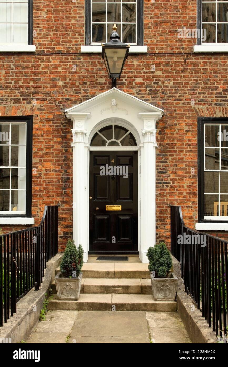 Porta in casa privata a Minster Yard, York, Regno Unito. Foto Stock
