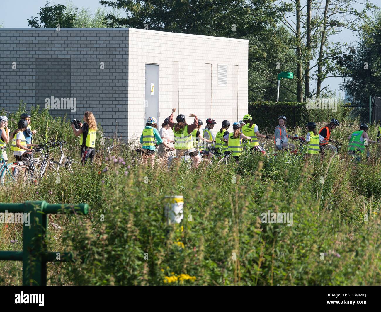 Sint Gillis WAAS, Belgio, 11 luglio 2021, Gruppo di scout locali con giubbotti fluorescenti in preparazione per un giro in bicicletta Foto Stock