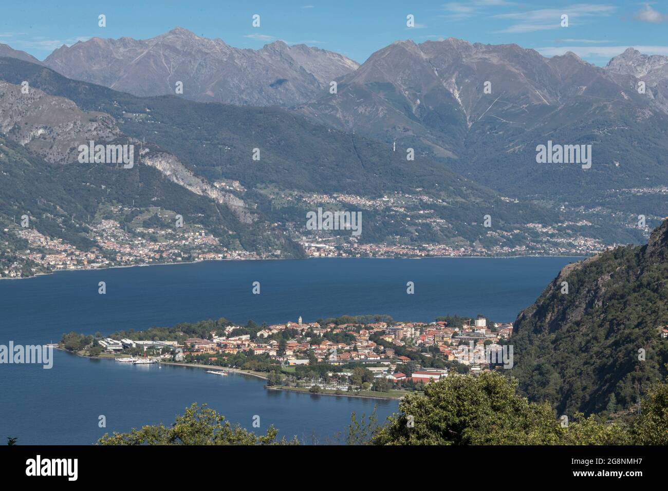 Paesaggio del Lago di Como e della penisola di Dervio, Lago di Como, Lombardia, Italia, Europa Foto Stock