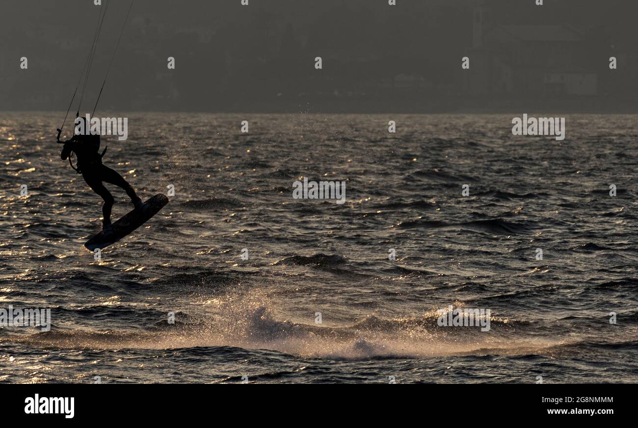 Kite surfisti al tramonto d'oro, Dervio, Lago di Como, Lombardia, Italia, Europa Foto Stock