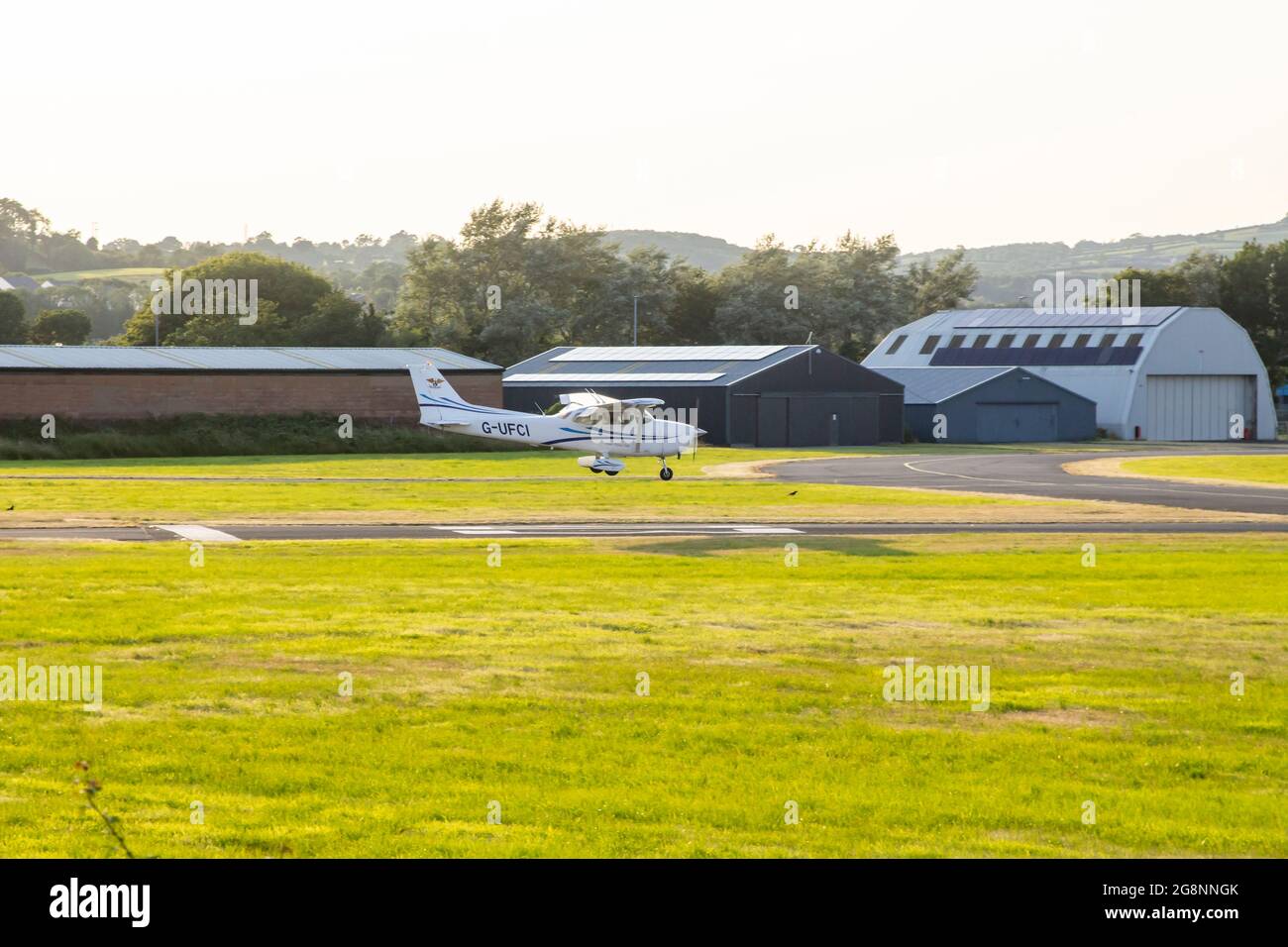Un aereo leggero atterra sulla pista dell'aeroporto di Newtownards nella contea in basso Irlanda del Nord Foto Stock