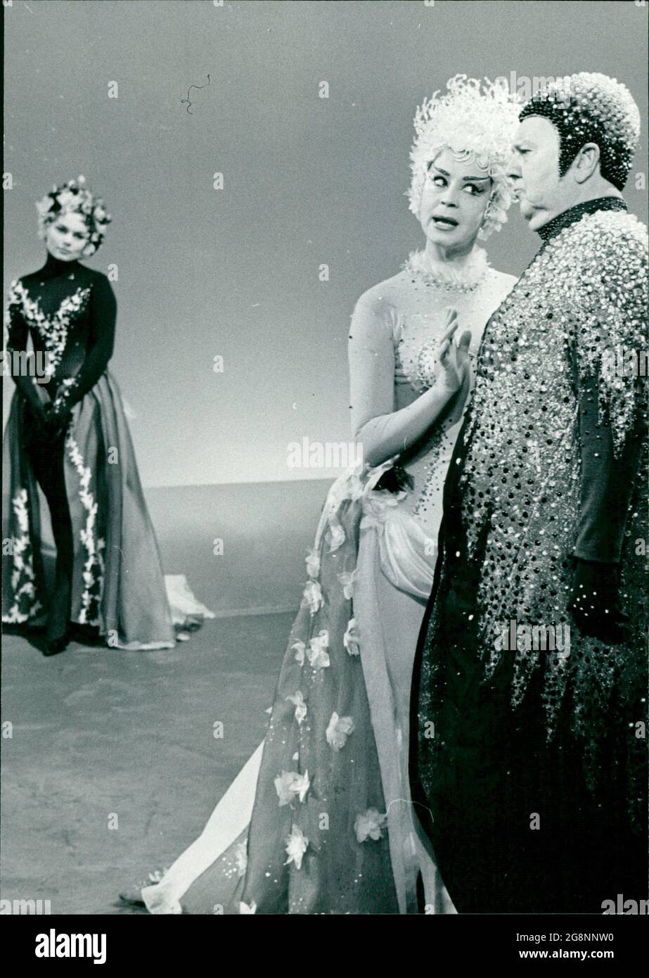 Ein Foto der Schauspieler Hans Leibelt und Stina-Britta Melander in der deutschen Operette, 'die Reise zum Mond'. Aka Die Reise auf den Mond Foto Stock