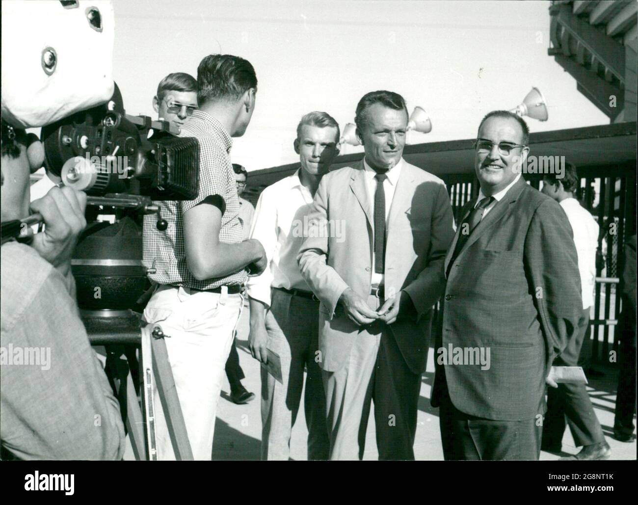 Foto zur NDR-Sendung 'Das andere Amerika' von Werner Baecker ausgestrahlt am 23. Kaltober 1964 im Deutschen Fernsehen. Ein erfolgreicher Mann des amerikanischen Südwestens ist der ehemalige Oberbürgermeister von El Paso, Fred Hervey (rechts). Neben Werner Baecker Angehörige der deutschen Bundeswehr in Zivil, die in ft. Bliss an Raketen ausgebildet werden. Foto Stock