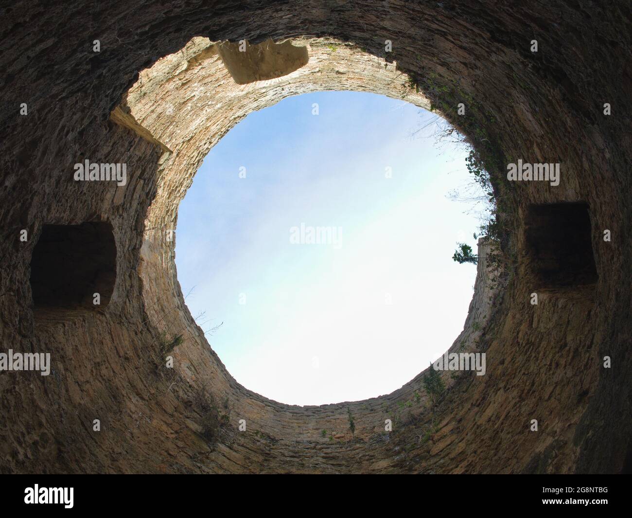 Vista dal cielo all'interno dell'antica torre in pietra Foto Stock