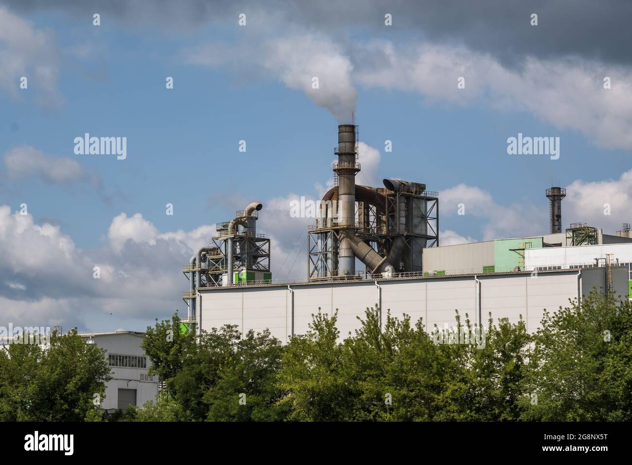 tubi di legno impresa segheria pianta vicino fiume. Concetto di inquinamento dell'aria. Paesaggio industriale inquinamento ambientale spreco di energia termica p Foto Stock