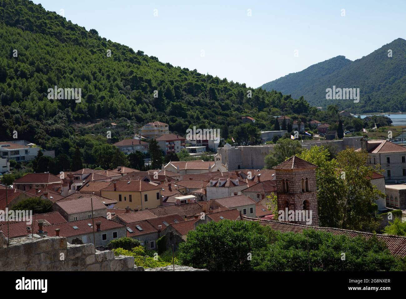 Vistas del pueblo de Stone, pequeño pueblo de Croacia primera linea de defensa contra los Otomanos en la antigüedad con la segunda muralla mas grande Foto Stock