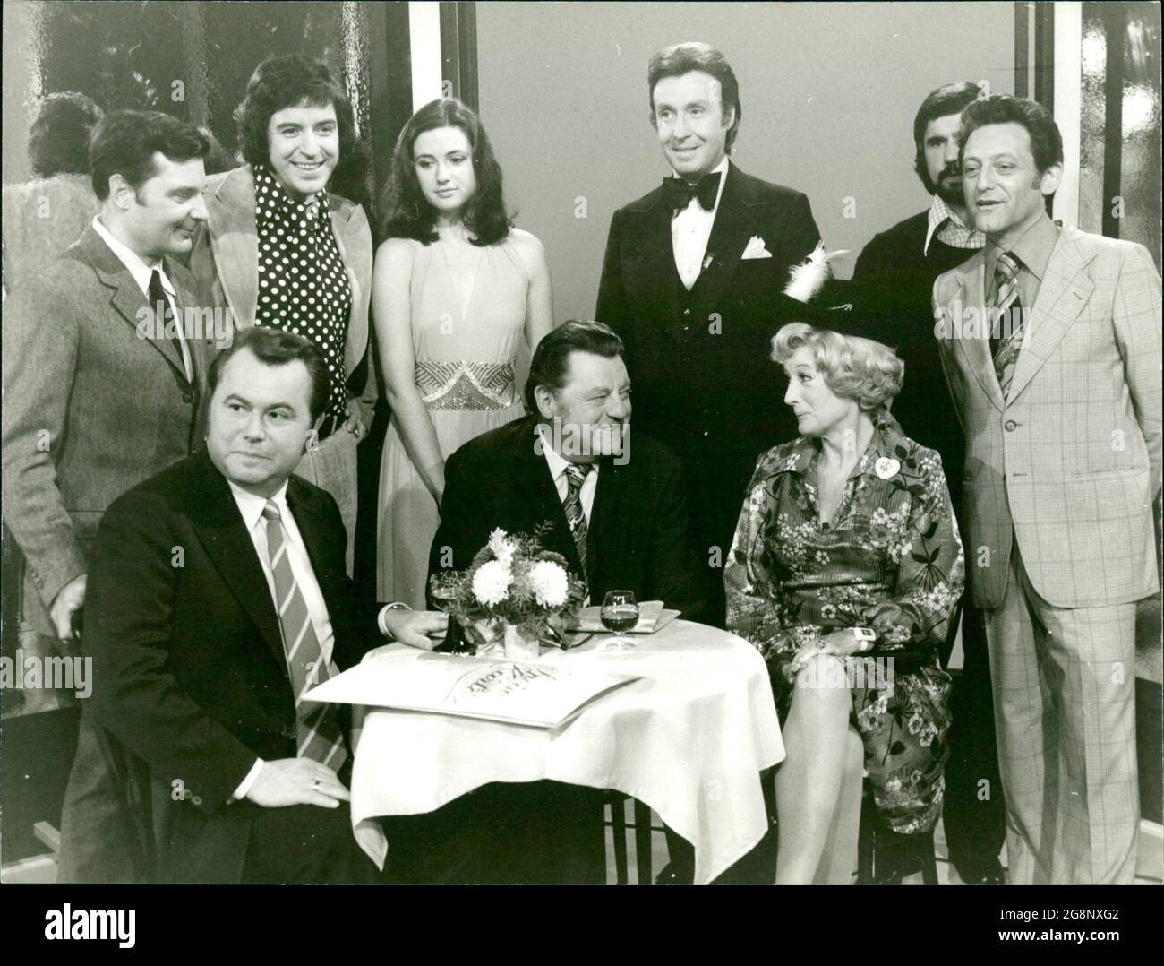 Noch nie hatte ein TV-Sketch così eine premente Besetzung. Die Gäste sind 'Stars' ihres Genres: Franz Josef Strauß (Politik), Gisela Schlüter (Humor), Hans Rosenthal (Quiz), Gerd Müller (Sport), Eduard Zimmermann (Fernsehen), Tony Marshall (Schlager), Peer Schmidt (Schauspiel), Gigliola Cinquetti (Gesang). Foto Stock