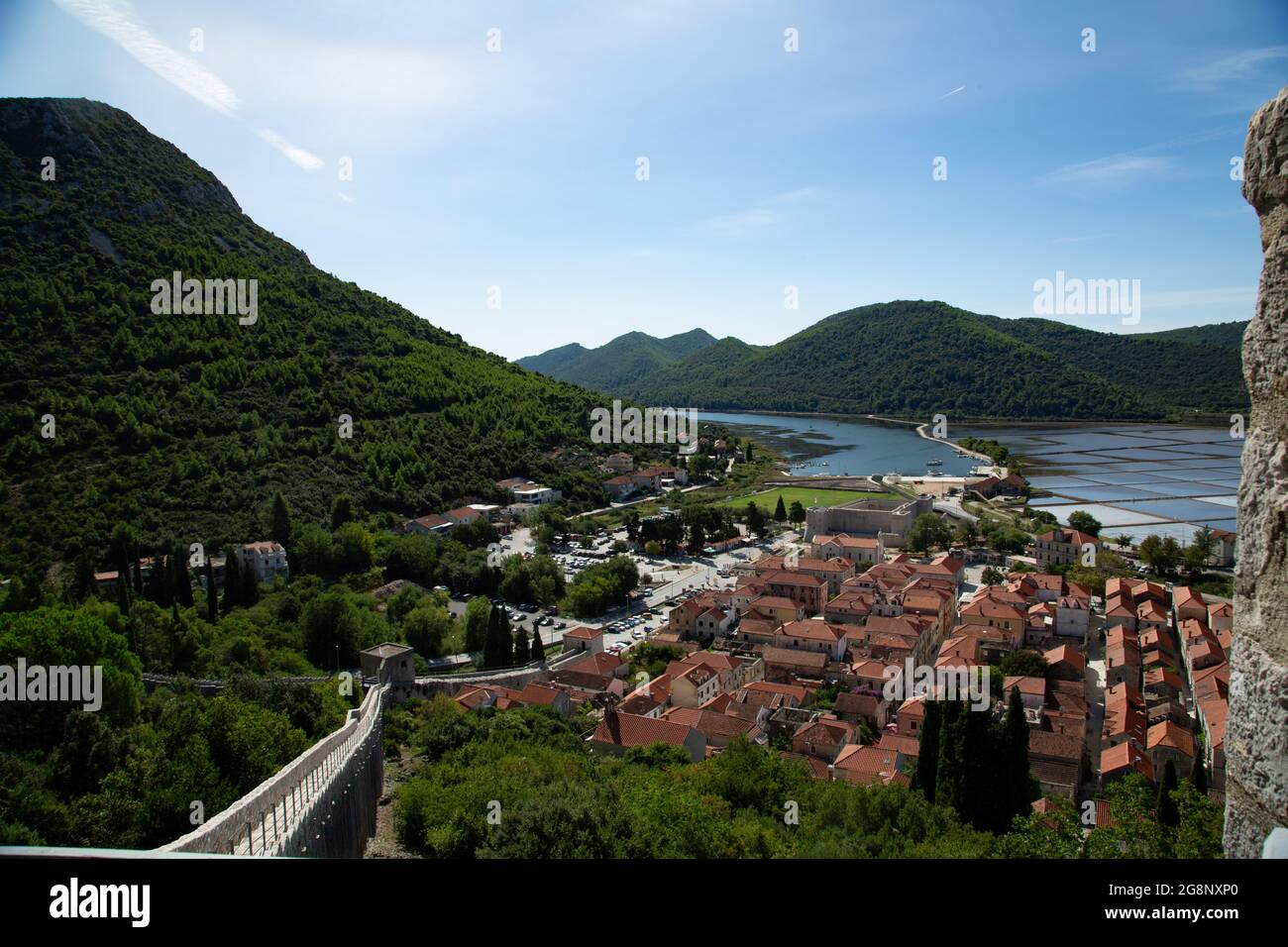 Vistas del pueblo de Stone, pequeño pueblo de Croacia primera linea de defensa contra los Otomanos en la antigüedad con la segunda muralla mas grande Foto Stock