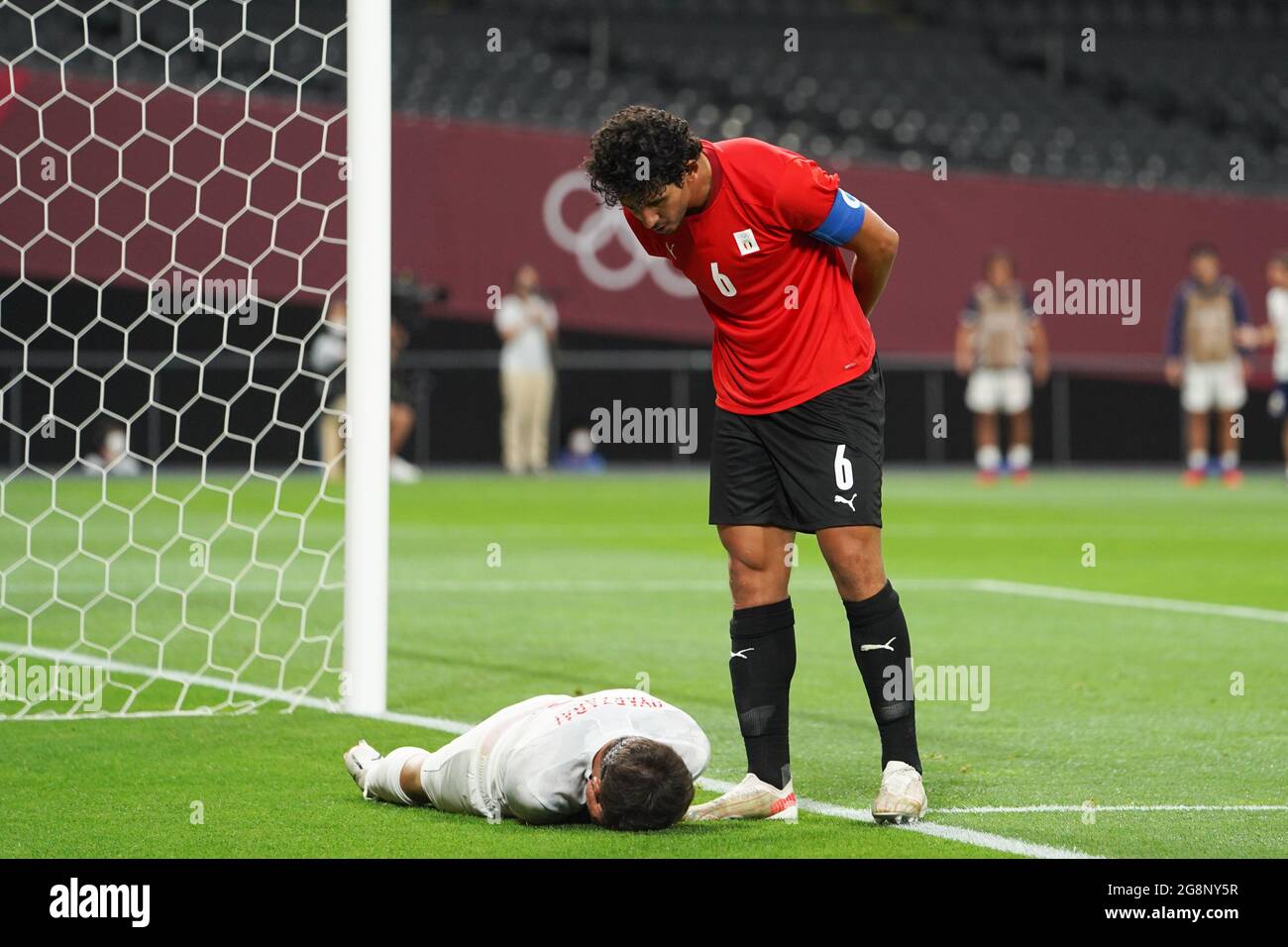 Sapporo, Giappone. 22 luglio 2021. Ahmed (C) Hegazy (6 Egitto) parla con Mikel Oyarzabal (11 Spagna) per smettere di simulare durante il torneo olimpico maschile di calcio Tokyo 2020 match tra Egitto e Spagna al Sapporo Dome di Sapporo, Giappone. Credit: SPP Sport Press Photo. /Alamy Live News Foto Stock