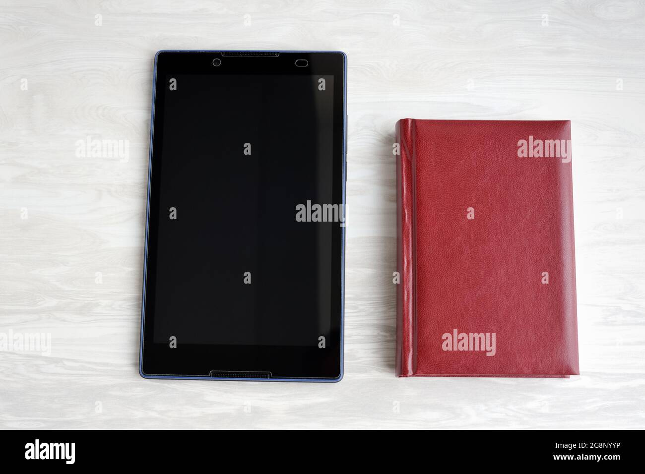 Libro di carta classico e lettore elettronico moderno. Nuovo modo per leggere e-book digitali, visualizzare testi e periodici Foto Stock