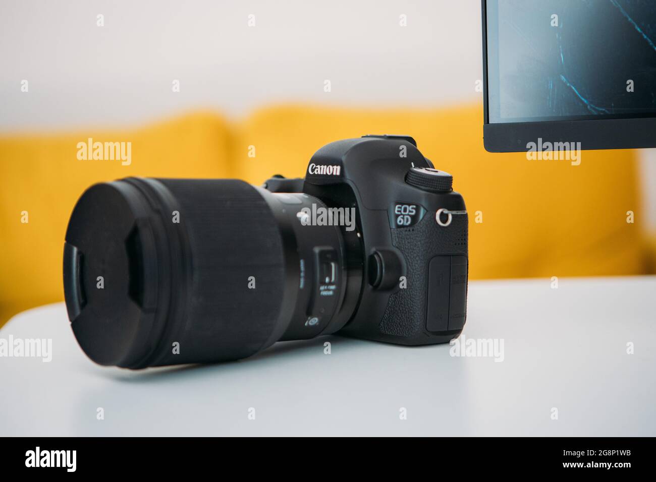 DISTRETTO DI BRCKO, BOSNIA-ERZEGOVINA - 01 luglio 2021: Un primo piano di Canon EOS 6D fotocamera con Sigma 85mm f1.4 obiettivo su di esso. Foto Stock