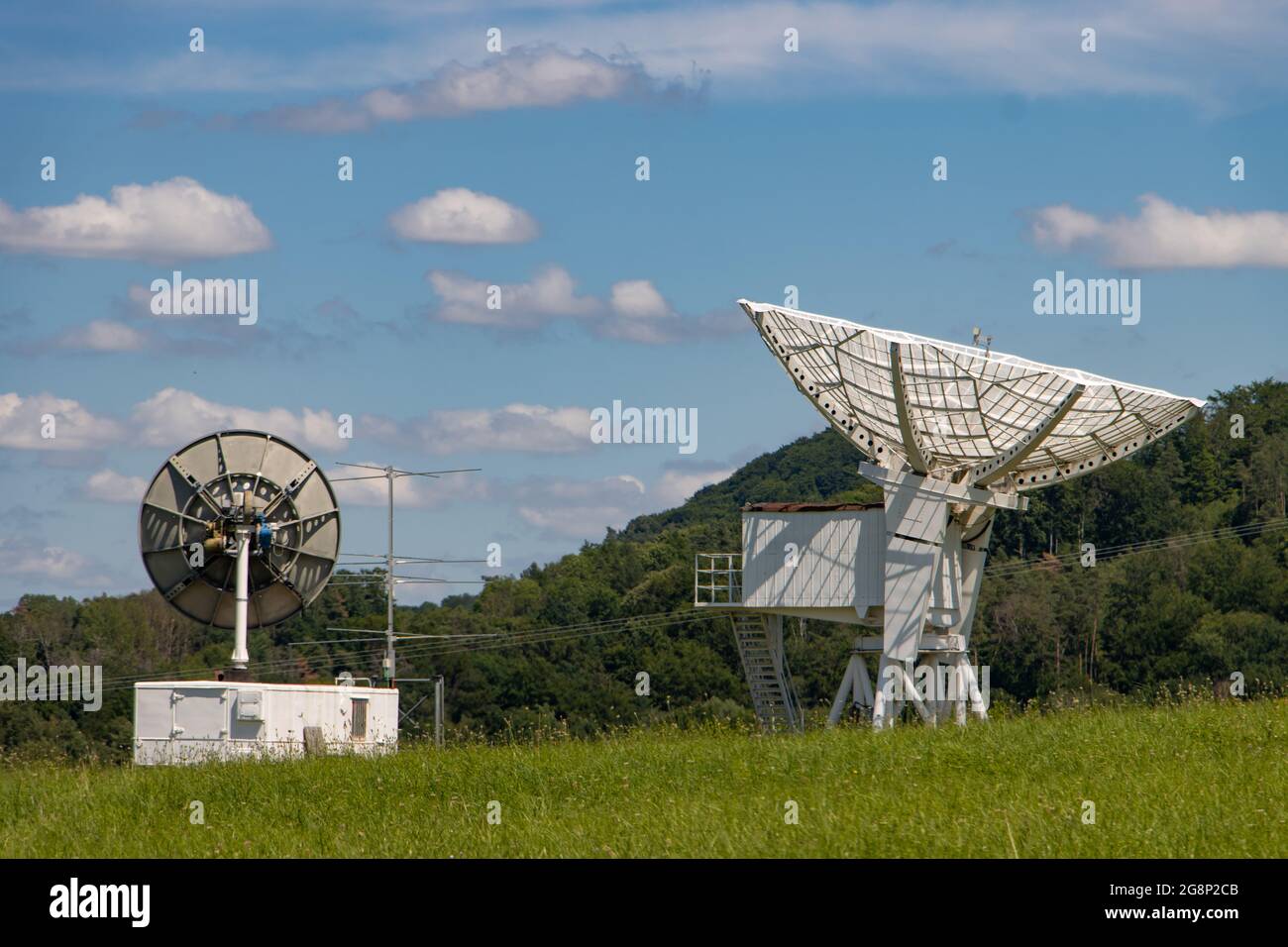 Osservatorio ionosferico con antenna satellitare gigante per la ricezione di un segnale satellitare. Foto Stock