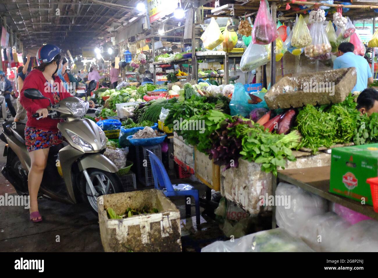 Un mercato di strada nella città di ho chi Minh (HCMC), Vietnam, che mostra il vivace commercio di carne fresca, pesce, frutta e verdura. Foto Stock
