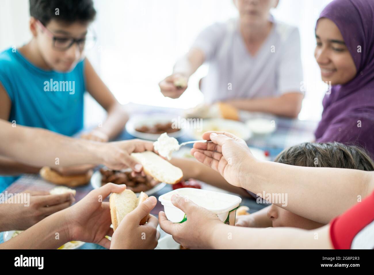Buona famiglia gustando il cibo nella sala da pranzo Foto Stock