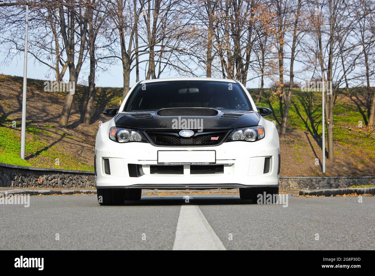 Kiev, Ucraina - 25 marzo 2015: Subaru Impreza WRX STI nel parco. Auto giapponese su sfondo naturale Foto Stock