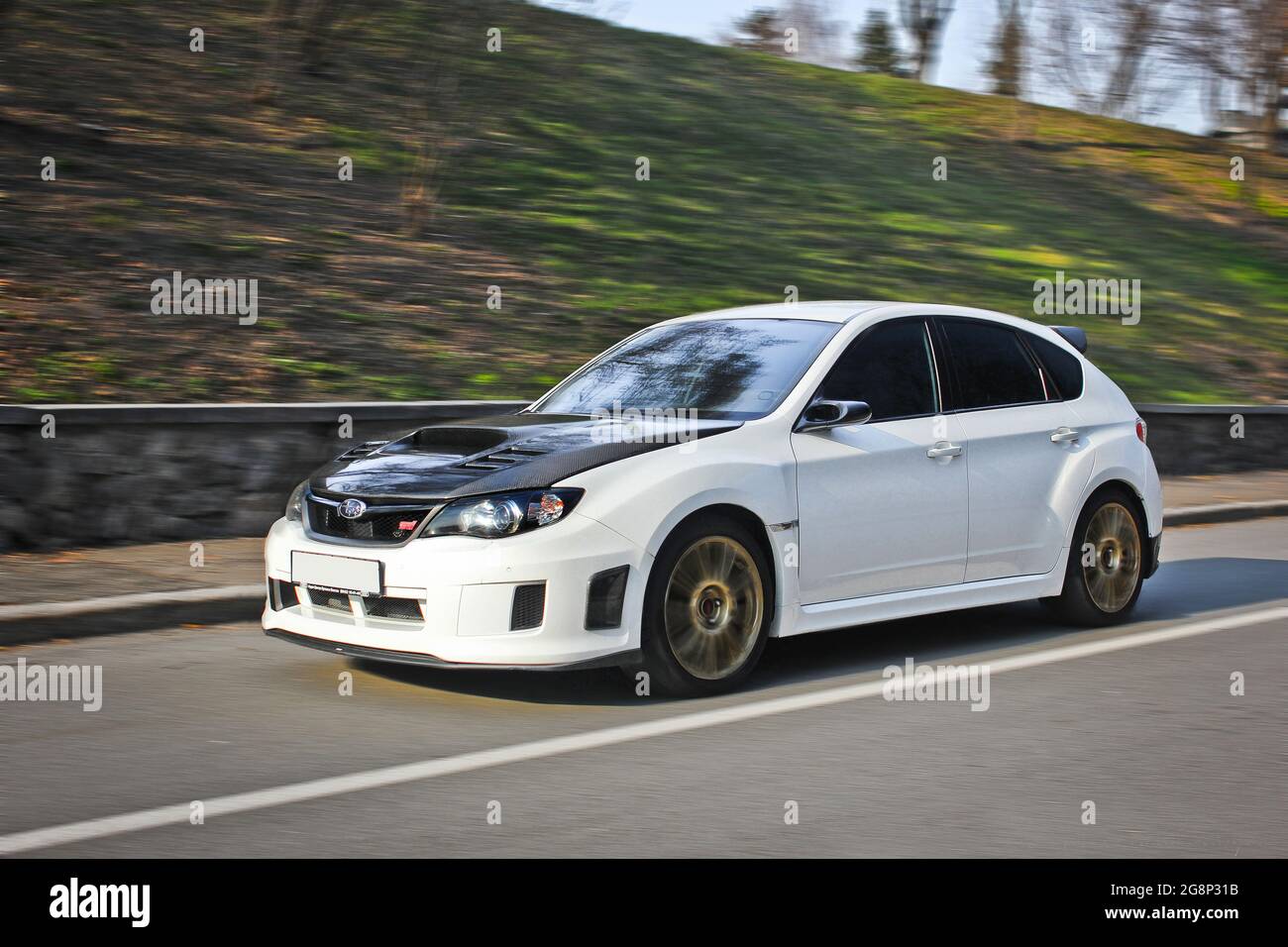 Kiev, Ucraina - 25 marzo 2015: Subaru Impreza WRX STI sulla strada. Subaru in movimento. Auto giapponese su sfondo naturale Foto Stock