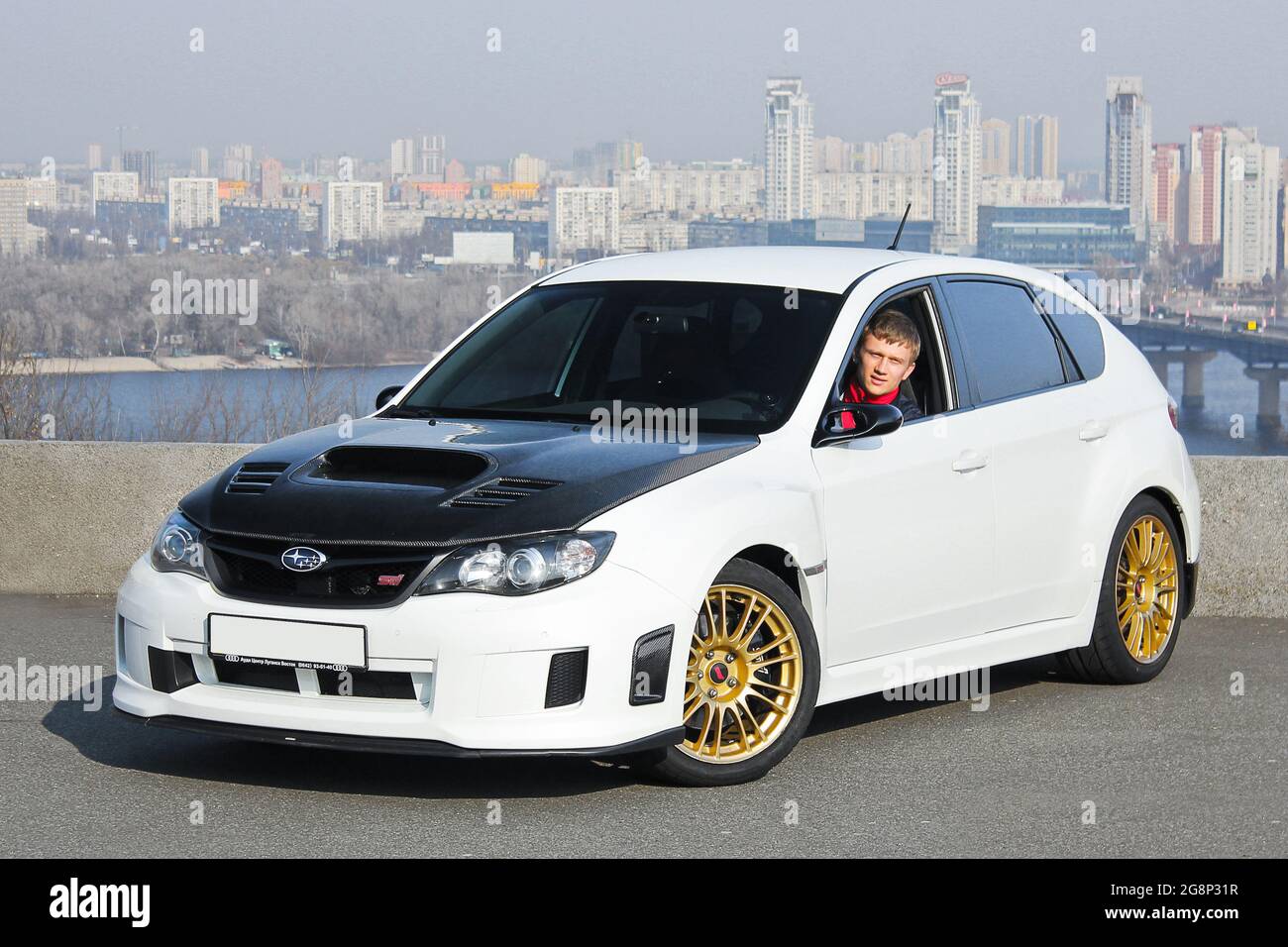 Kiev, Ucraina - 25 marzo 2015: Subaru Impreza WRX STI in città Foto Stock