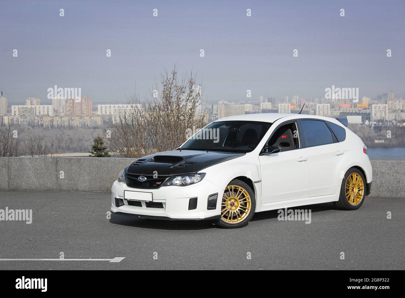 Kiev, Ucraina - 25 marzo 2015: Subaru Impreza WRX STI in città Foto Stock