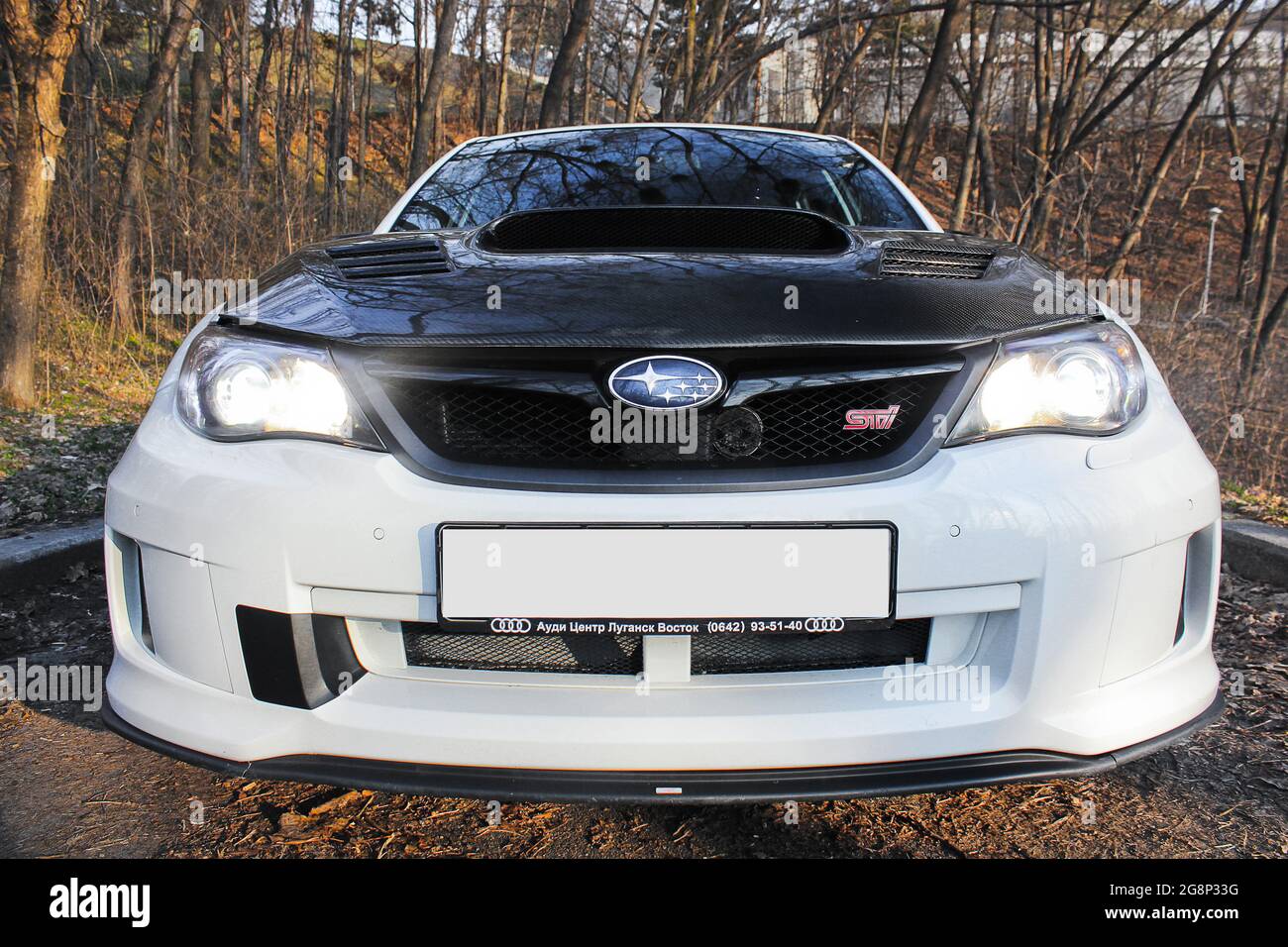 Kiev, Ucraina - 25 marzo 2015: Subaru Impreza WRX STI nel parco. Auto giapponese su sfondo naturale Foto Stock