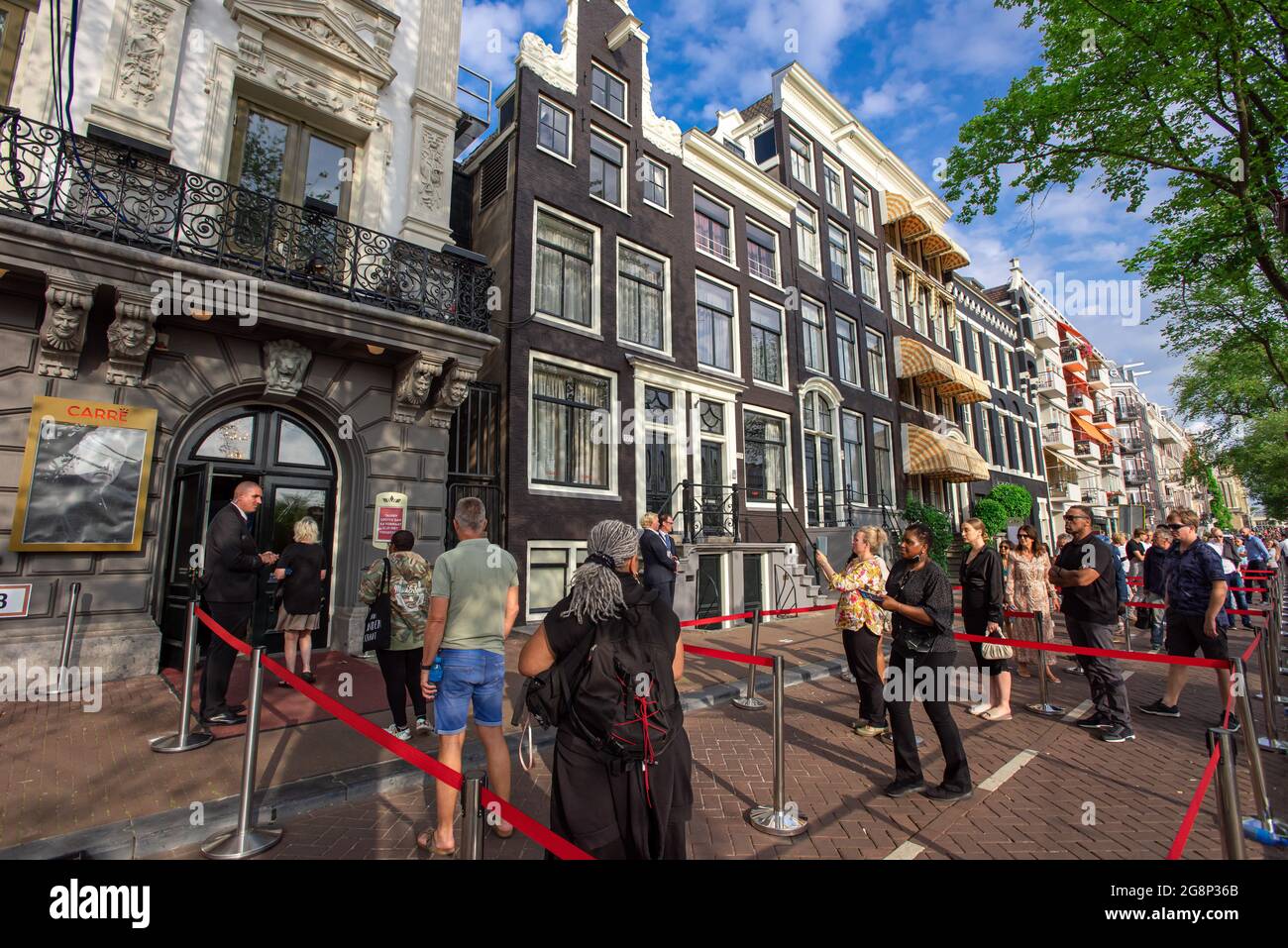 Royal Theatre Carrë, Amstel, Amsterdam, Paesi Bassi. Mercoledì 21 luglio, 2021. Il Teatro reale Carrë ha aperto le sue porte questa mattina presto, come una folla stimata di 7500 a 8000 è venuto a dire Arrivederci alla personalità televisiva e giornalista di crimine Peter R. de Vries, Che è stato sparato nel centro di Amsterdam martedì 6 luglio e morì il giovedì seguente a causa dell'attacco. La Carrë aprì alle 20.00 di questa mattina e la persona finale archiviata passò la bara alle 22.00, alcuni dovettero fare la coda tra: Un'ora e una mezz'ora. Domani alle 11, familiari, colleghi e amici diranno Arrivederci in Foto Stock