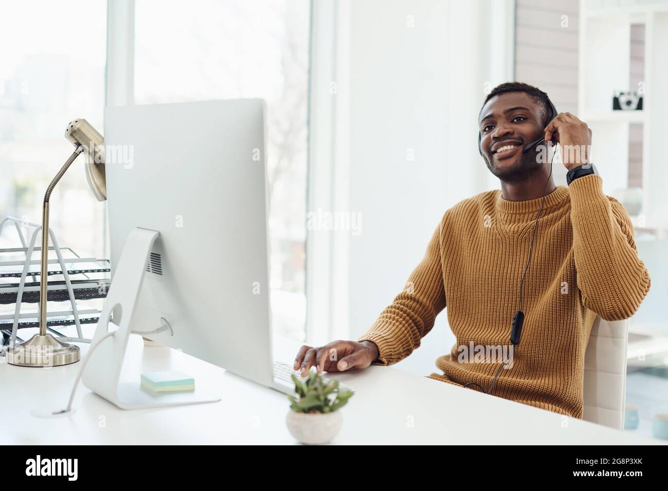 Servire i clienti con un sorriso Foto Stock